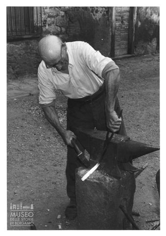 Un maniscalco al lavoro
