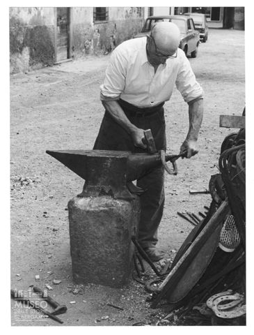 Un maniscalco al lavoro