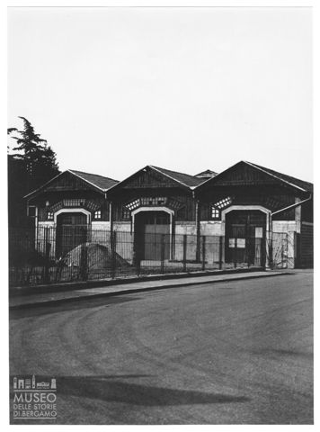 Veduta di un capannone industriale in via Serassi a Bergamo