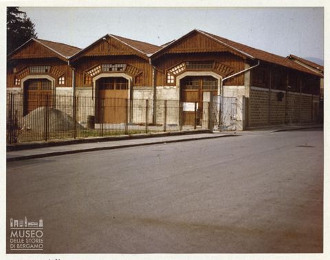 Veduta di un capannone industriale in via Serassi a Bergamo