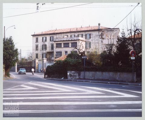 Veduta dell'entrata di un opificio