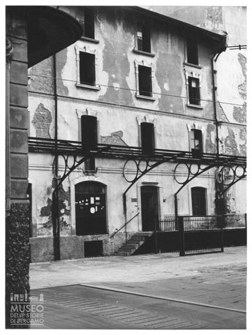 L'entrata delle sale di macinazione di un molino a Bergamo