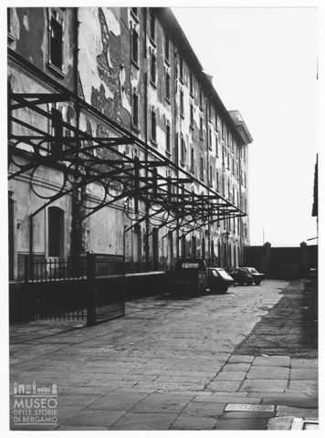 Il cortile interno di un molino a Bergamo