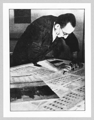 Preparazione della pellicola per l'esecuzione di una fotolitografia presso l'Istituto d'Arti Grafiche di Bergamo