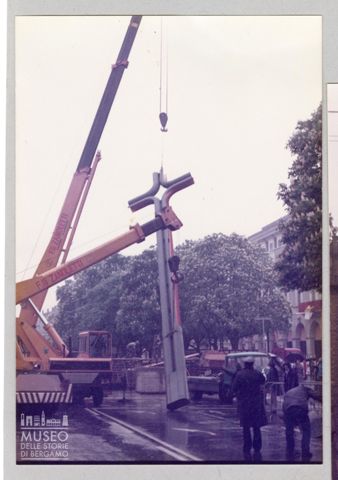 Ditta Zanoletti: costruzione dell'altare in piazza Matteotti a Bergamo