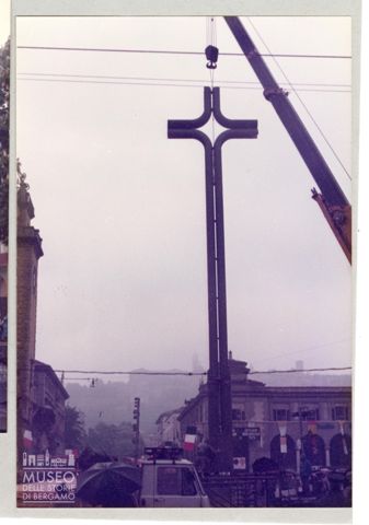 Ditta Zanoletti: costruzione dell'altare in piazza Matteotti a Bergamo