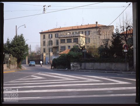 Veduta dell'entrata di un opificio in via David a Bergamo