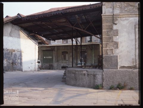 Il piazzale per il carico merci di un molino a Bergamo