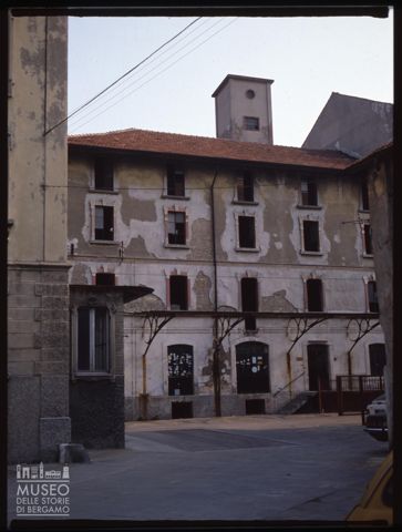 Il piazzale della pesa di un molino a Bergamo