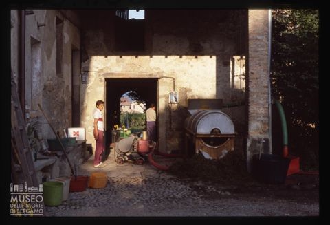 Spremitura dell'uva presso l'Azienda agricola Lurani Cernuschi