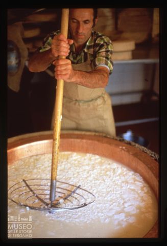 Produzione di formaggio a Piazza Brembana