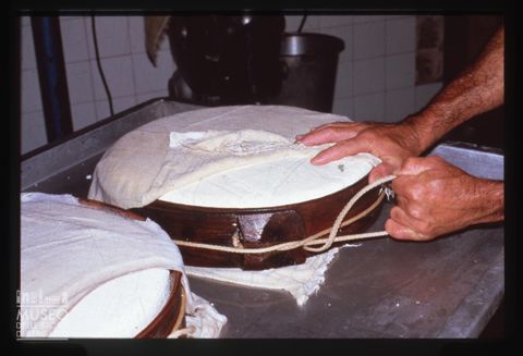 Produzione di formaggio a Piazza Brembana