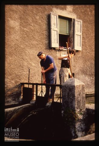 Apertura delle chiuse di un mulino ad acqua