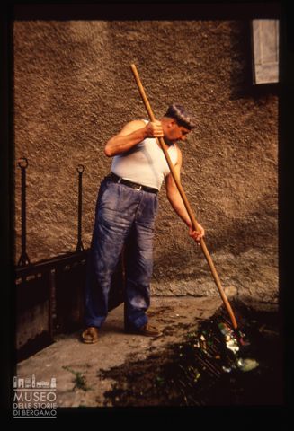 Pulitura delle chiuse di un mulino ad acqua