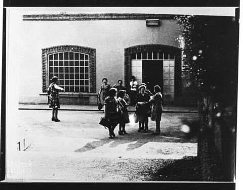 Operaie fuori dal cotonificio di Crespi d'Adda