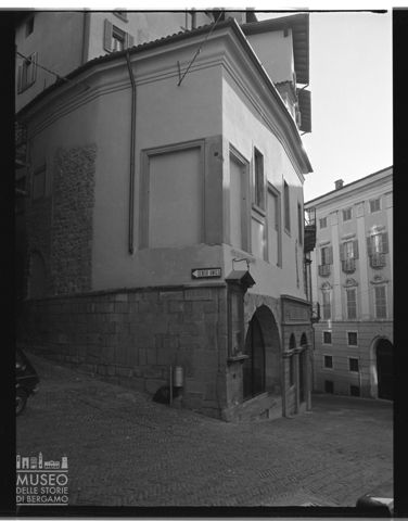 L'ex chiesetta di San Rocco in piazza Mercato delle Scarpe a Bergamo