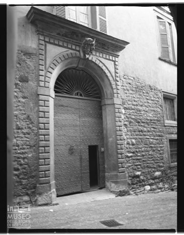 Ingresso di Palazzo Pacchiani Rivola in via Donizetti