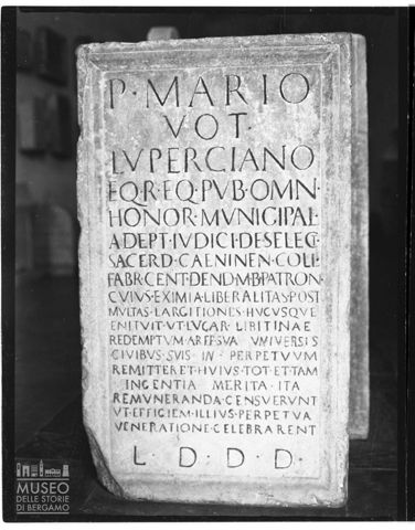Riproduzione di una lapide
