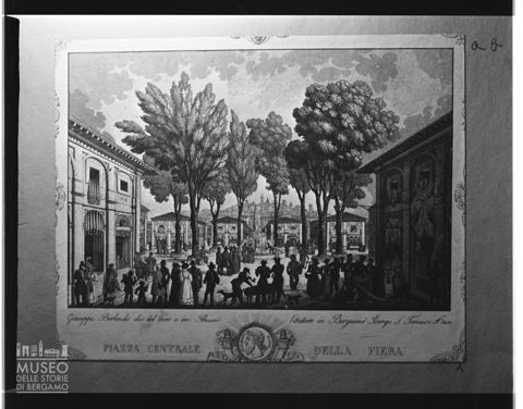 Riproduzione di una stampa ritraente la piazza centrale della Fiera di Bergamo