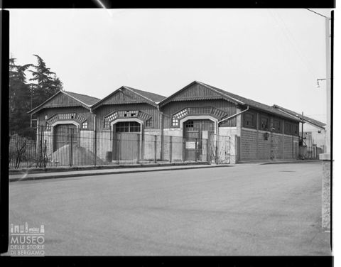Veduta di un capannone industriale in via Serassi a Bergamo