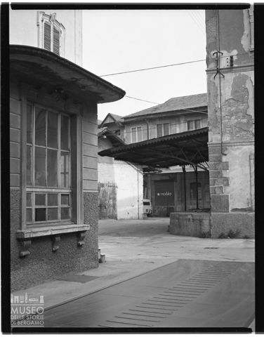 Veduta dell'entrata di un opificio a Bergamo