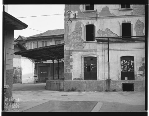Veduta del piazzale degli uffici di un molino a Bergamo