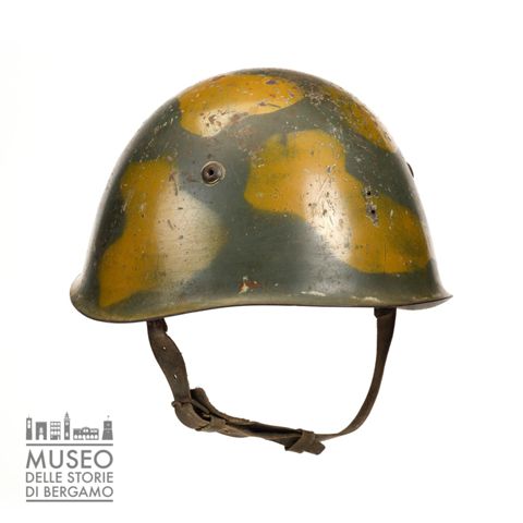 Elmetto modello 1933 del Regio esercito italiano, dipinto mimetico per la Repubblica sociale italiana