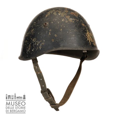 Elmetto modello 1933 del Regio esercito italiano, dipinto in nero per la Milizia volontaria per la sicurezza nazionale