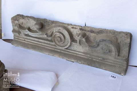 Frammento di cornice modanata