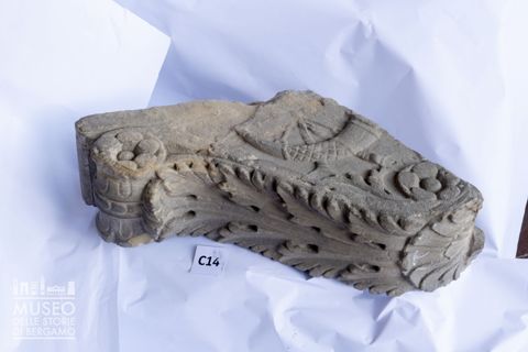 Decorazioni con rosetta, volute, foglie d'acanto e stemma della famiglia Tasso