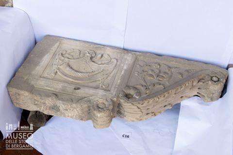 Decorazioni con rosetta, volute, foglie d'acanto e stemma della famiglia Tasso