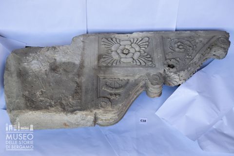 Decorazioni con rosetta, girali, volute, foglie d'acanto e stemma della famiglia Tasso