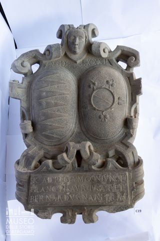 Stemmi della famiglia Nani e Pesaro sormontati da una protome femminile