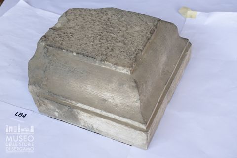 Frammento di modanatura architettonica