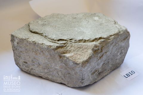 Frammento di elemento architettonico