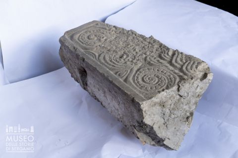 Decorazioni a girali e festoni intrecciati