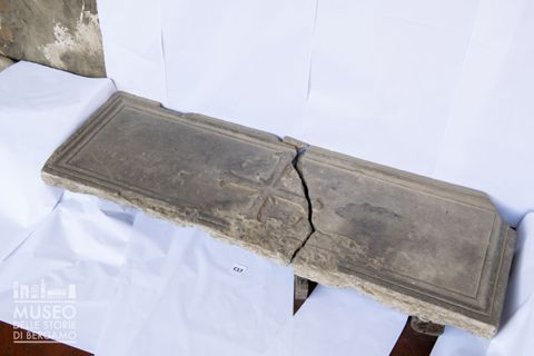 Decorazione con croce gigliata