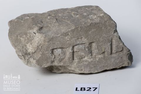 Blocco con iscrizione