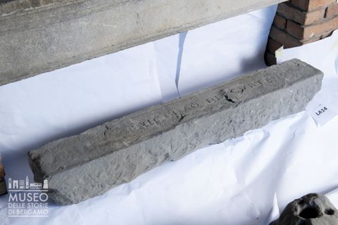 Architrave con iscrizione