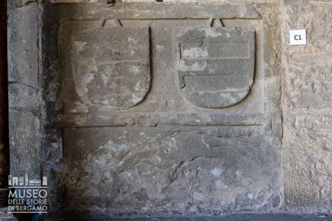 Due stemmi a doppia fascia