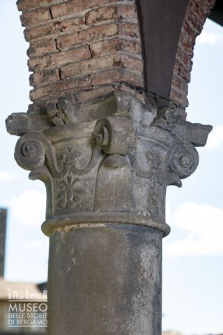 Decorazione a girali e motivi fitomorfi