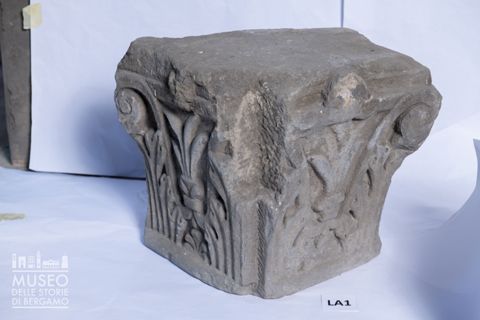 Decorazioni con volute, foglie d'acanto, palmette e rosette.