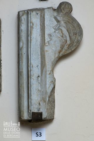 Frammento di stipite di porta