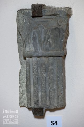 Porzione di piccola lesena con capitello