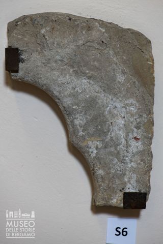 Frammento di finestra trilobata