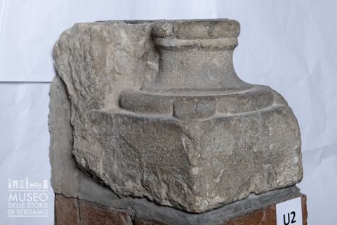 Frammento di altorilievo di base di colonnina