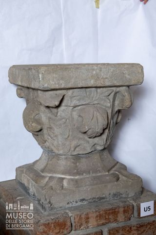 Decorazione con elementi vegetali (capitello) e con foglie agli angoli (base)