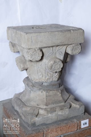 Decorazione con elementi vegetali (capitello) e con foglie agli angoli (base)