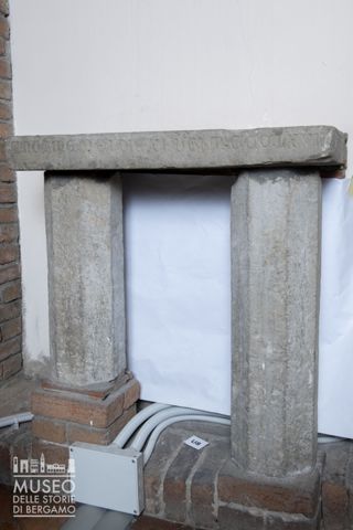 Iscrizione a caratteri gotici