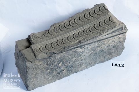 Decorazione a piccoli scudi sovrapposti